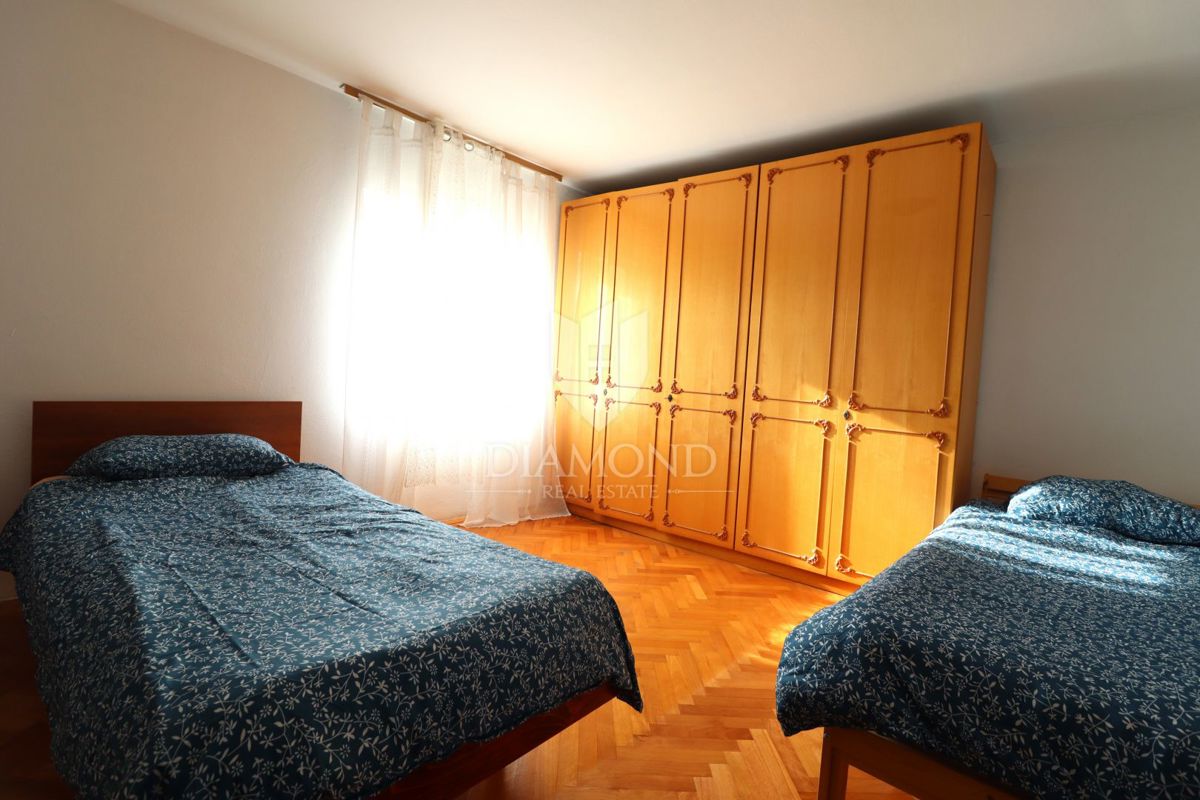 Poreč – hiša z dvema stanovanjskima enotama in velikim potencialom