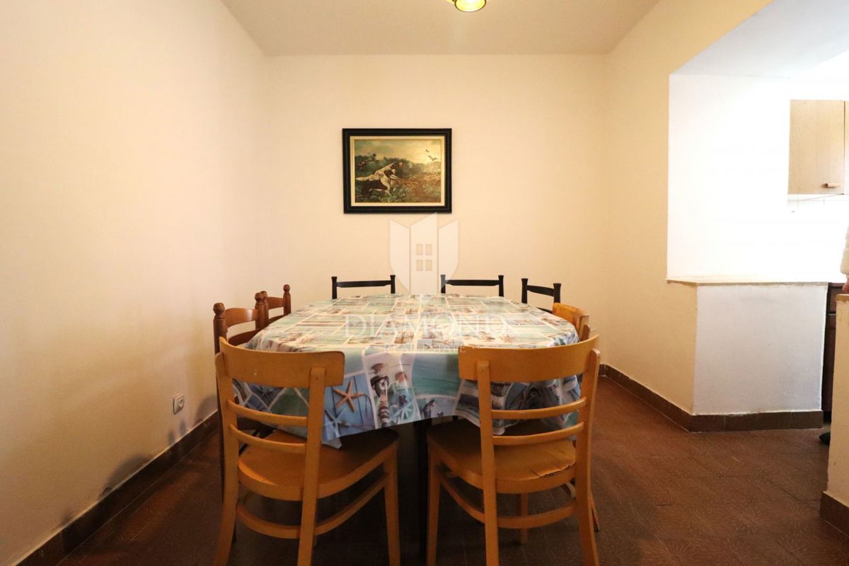 Poreč – hiša z dvema stanovanjskima enotama in velikim potencialom