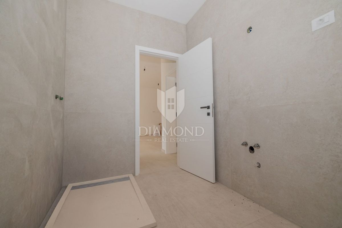 PRILOŽNOST! Rovinj, novo stanovanje z vrtom in kletjo, blizu morja