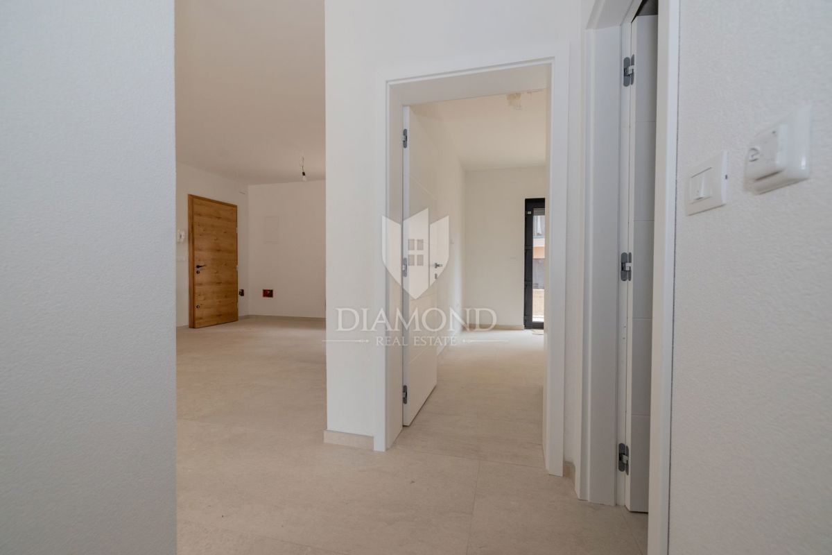 PRILOŽNOST! Rovinj, novo stanovanje z vrtom in kletjo, blizu morja