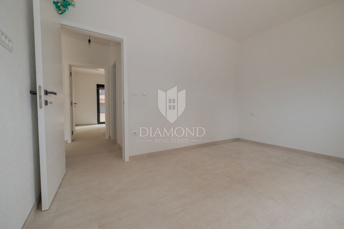 PRILOŽNOST! Rovinj, novo stanovanje z vrtom in kletjo, blizu morja