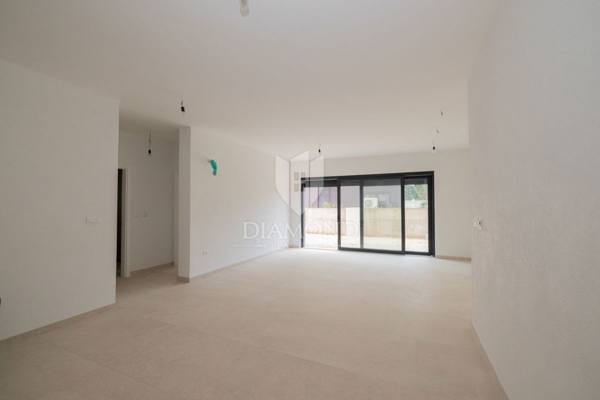 PRILOŽNOST! Rovinj, novo stanovanje z vrtom in kletjo, blizu morja