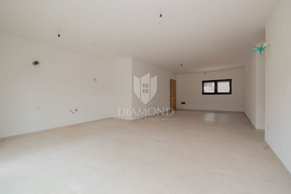 PRILOŽNOST! Rovinj, novo stanovanje z vrtom in kletjo, blizu morja