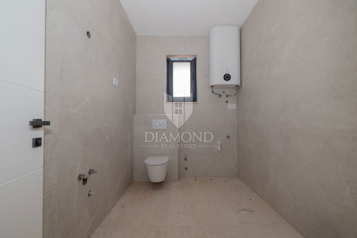 PRILOŽNOST! Rovinj, novo stanovanje z vrtom in kletjo, blizu morja