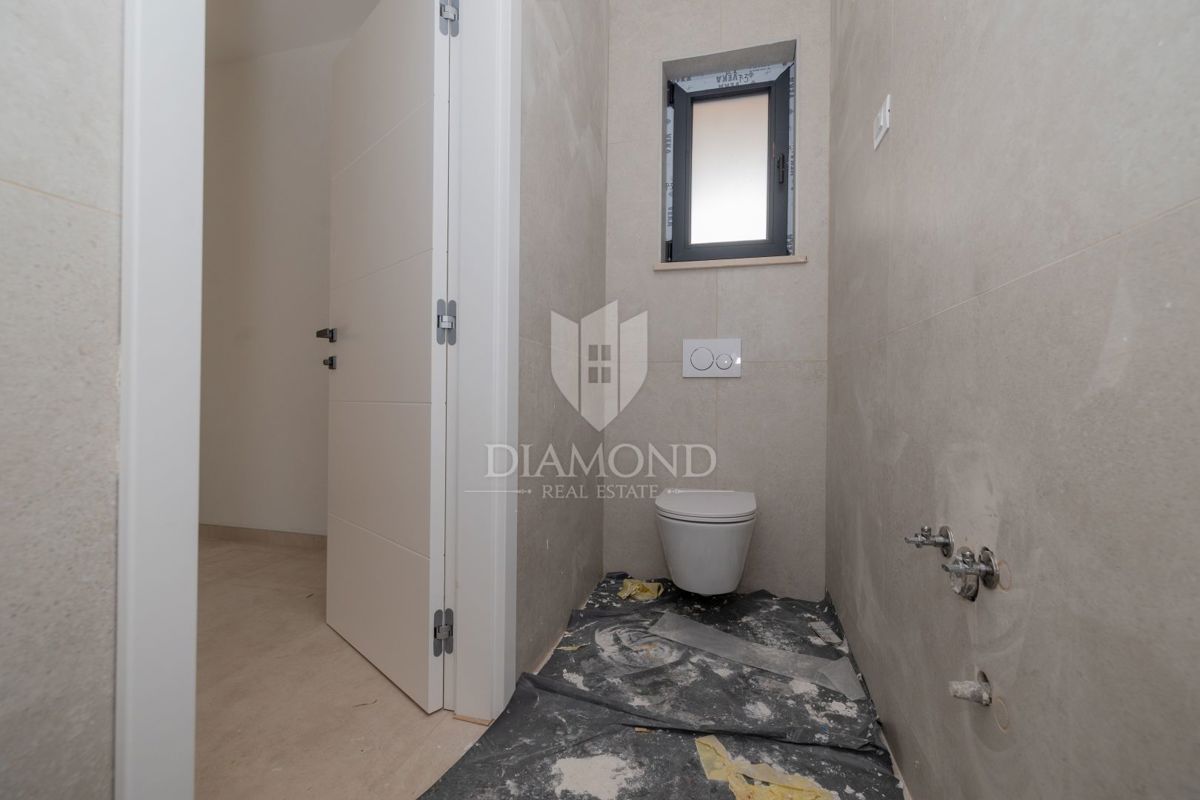 PRILOŽNOST! Rovinj, novo stanovanje z vrtom in kletjo, blizu morja