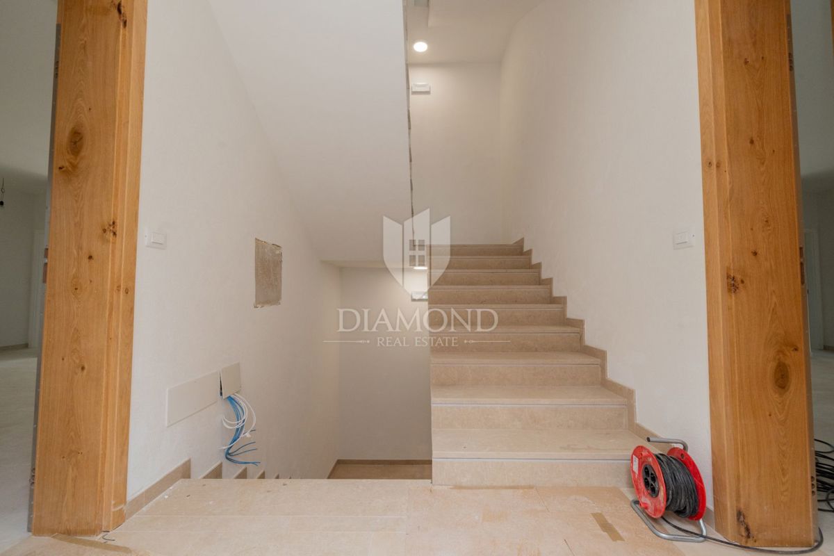 PRILOŽNOST! Rovinj, novo stanovanje z vrtom in kletjo, blizu morja