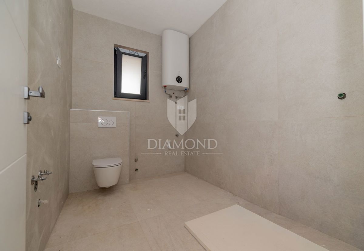 PRILOŽNOST! Rovinj, novo stanovanje z vrtom in kletjo, blizu morja