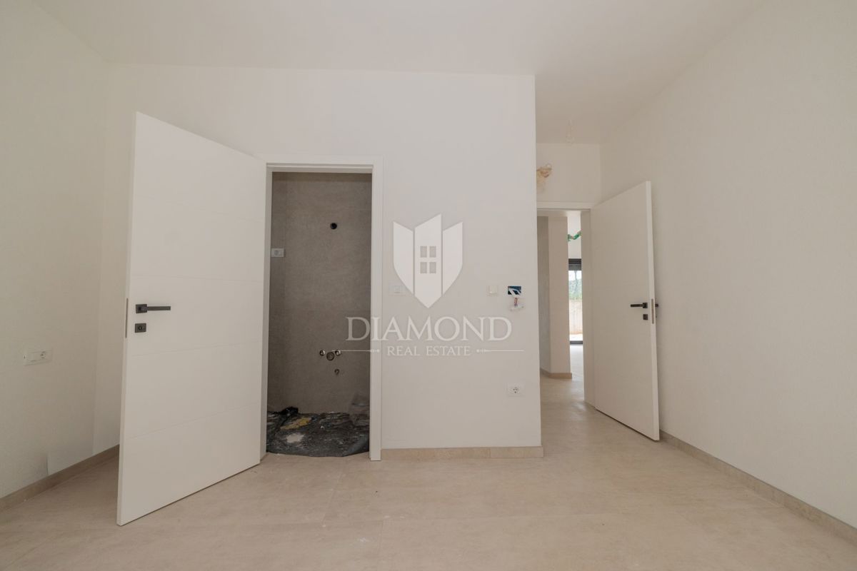 PRILOŽNOST! Rovinj, novo stanovanje z vrtom in kletjo, blizu morja