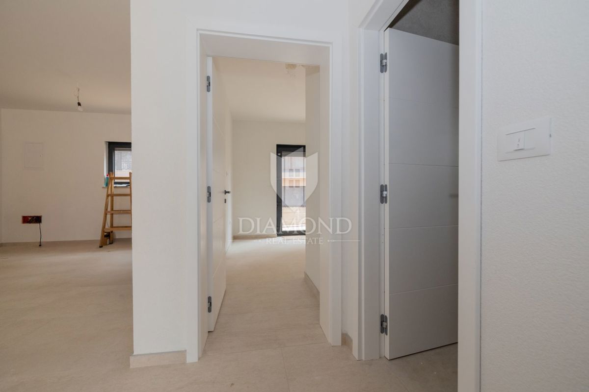 PRILOŽNOST! Rovinj, novo stanovanje z vrtom in kletjo, blizu morja