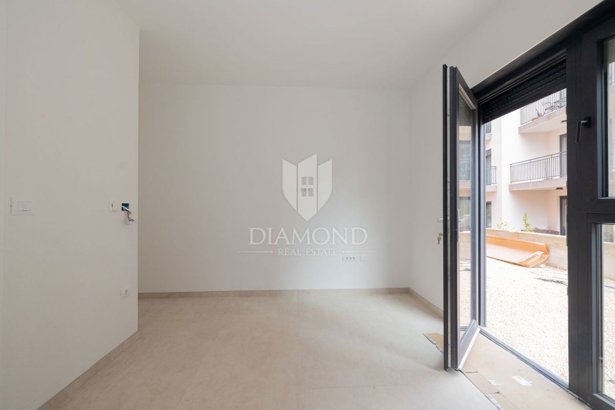 PRILOŽNOST! Rovinj, novo stanovanje z vrtom in kletjo, blizu morja