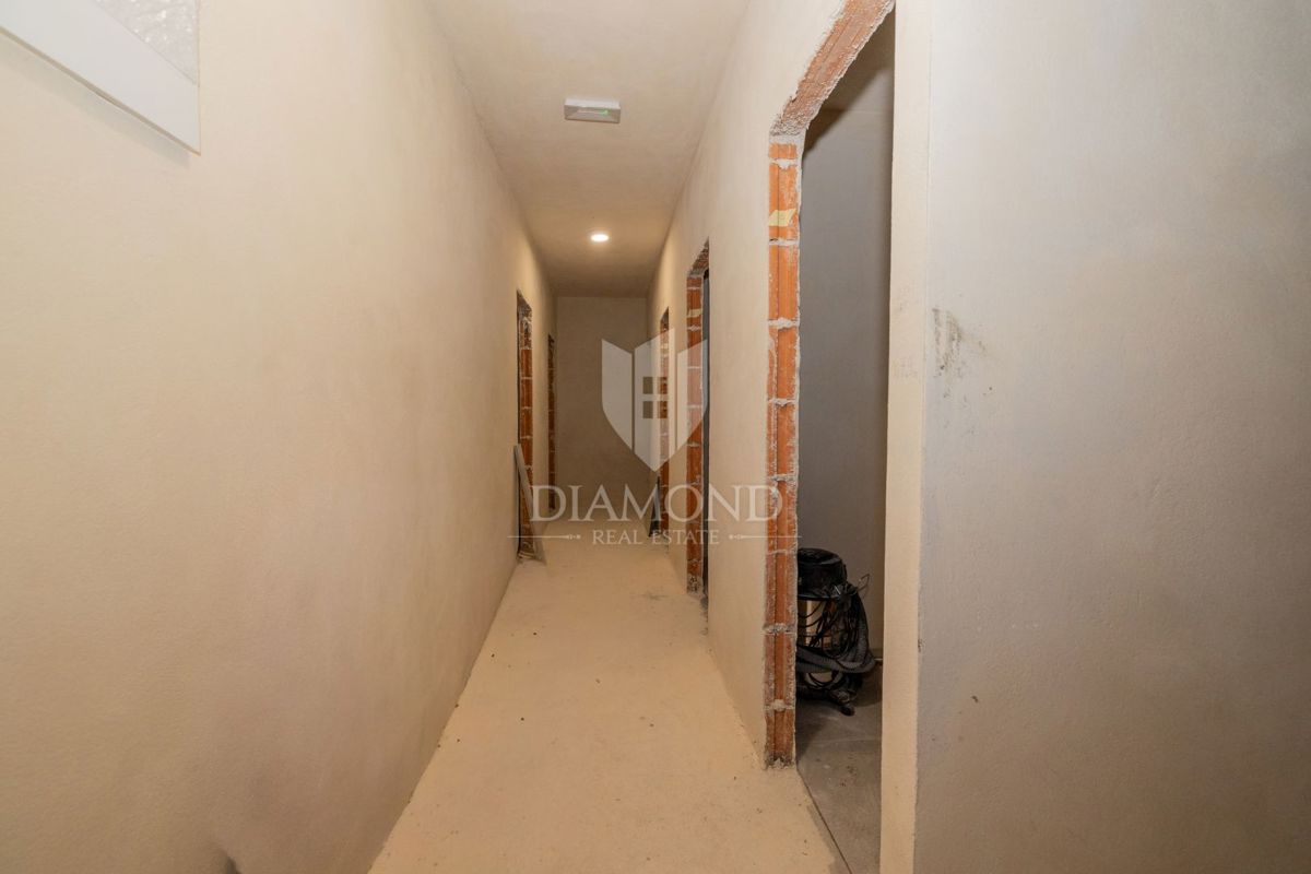 PRILOŽNOST! Rovinj, novo stanovanje z vrtom in kletjo, blizu morja