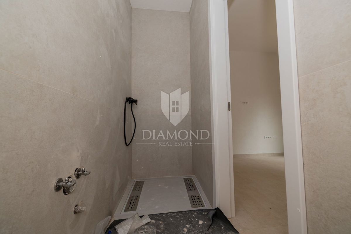 PRILOŽNOST! Rovinj, novo stanovanje z vrtom in kletjo, blizu morja