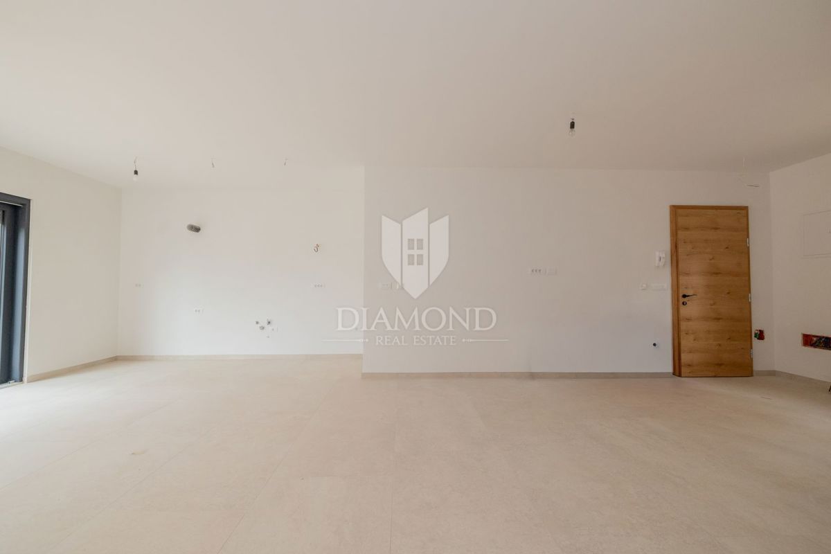 PRILOŽNOST! Rovinj, novo stanovanje z vrtom in kletjo, blizu morja