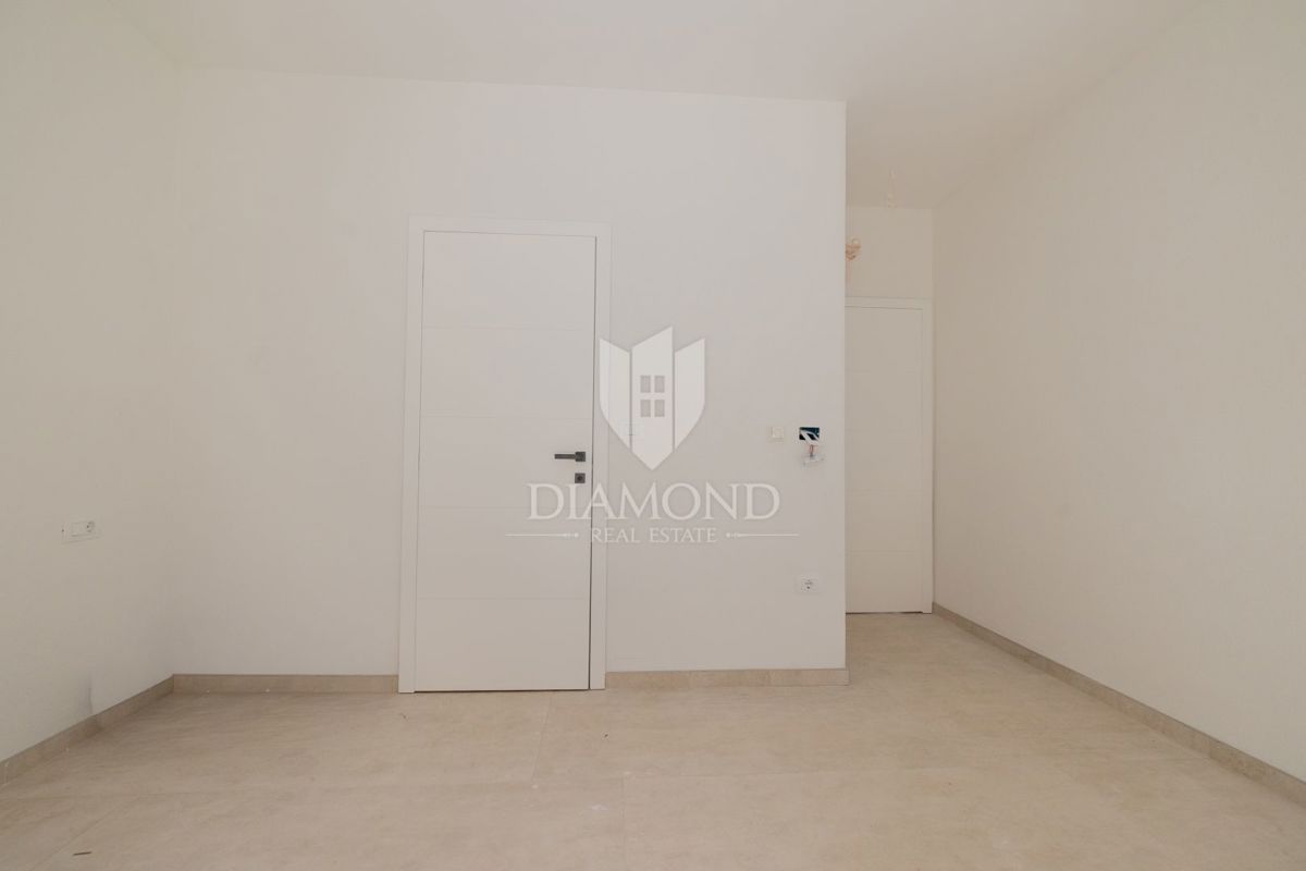 PRILOŽNOST! Rovinj, novo stanovanje z vrtom in kletjo, blizu morja