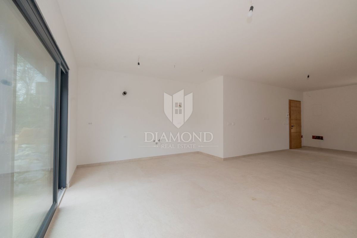 PRILOŽNOST! Rovinj, novo stanovanje z vrtom in kletjo, blizu morja