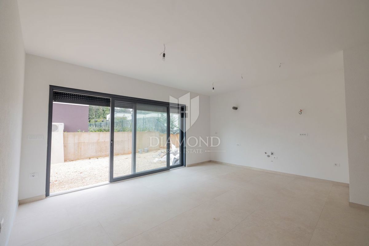 PRILOŽNOST! Rovinj, novo stanovanje z vrtom in kletjo, blizu morja