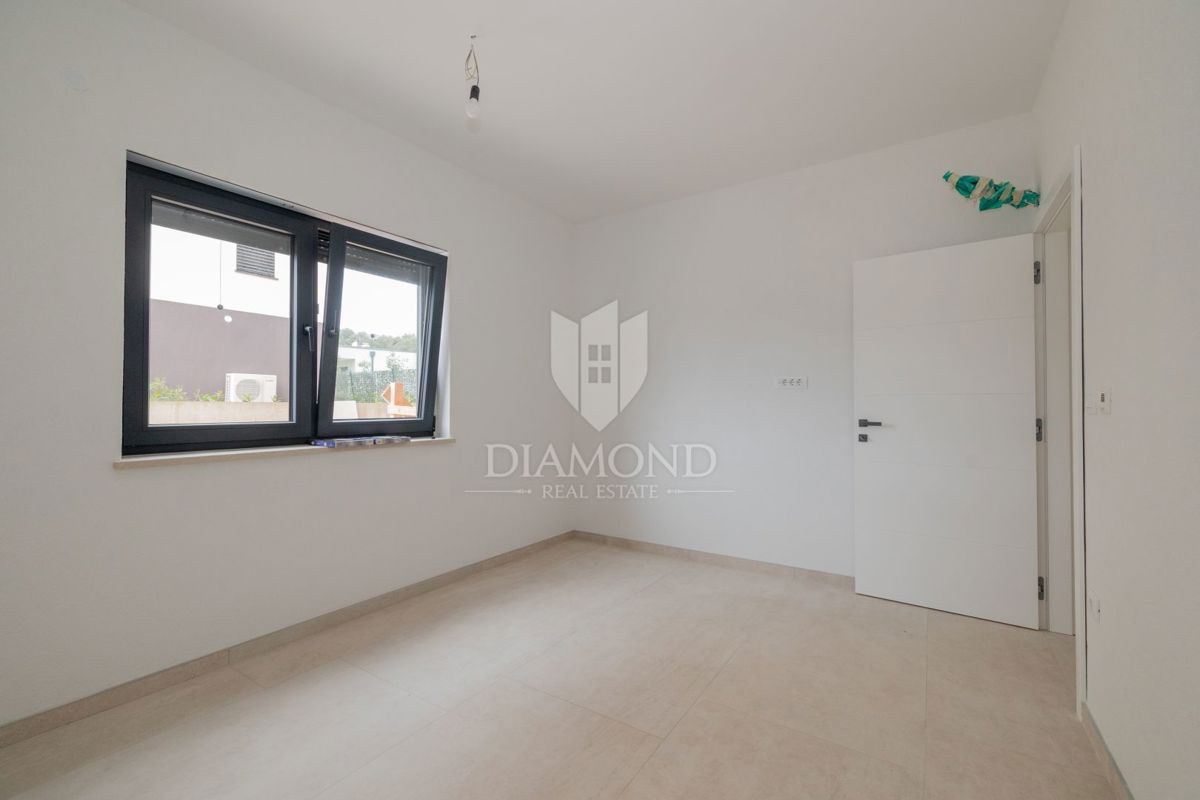 PRILOŽNOST! Rovinj, novo stanovanje z vrtom in kletjo, blizu morja