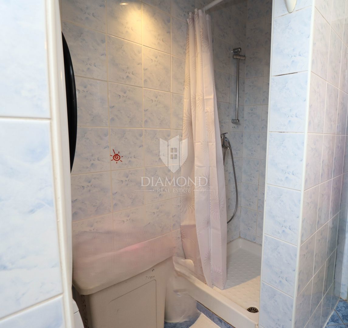 Poreč - Priložnost, stanovanje v središču starega mestnega jedra s pogledom na morje