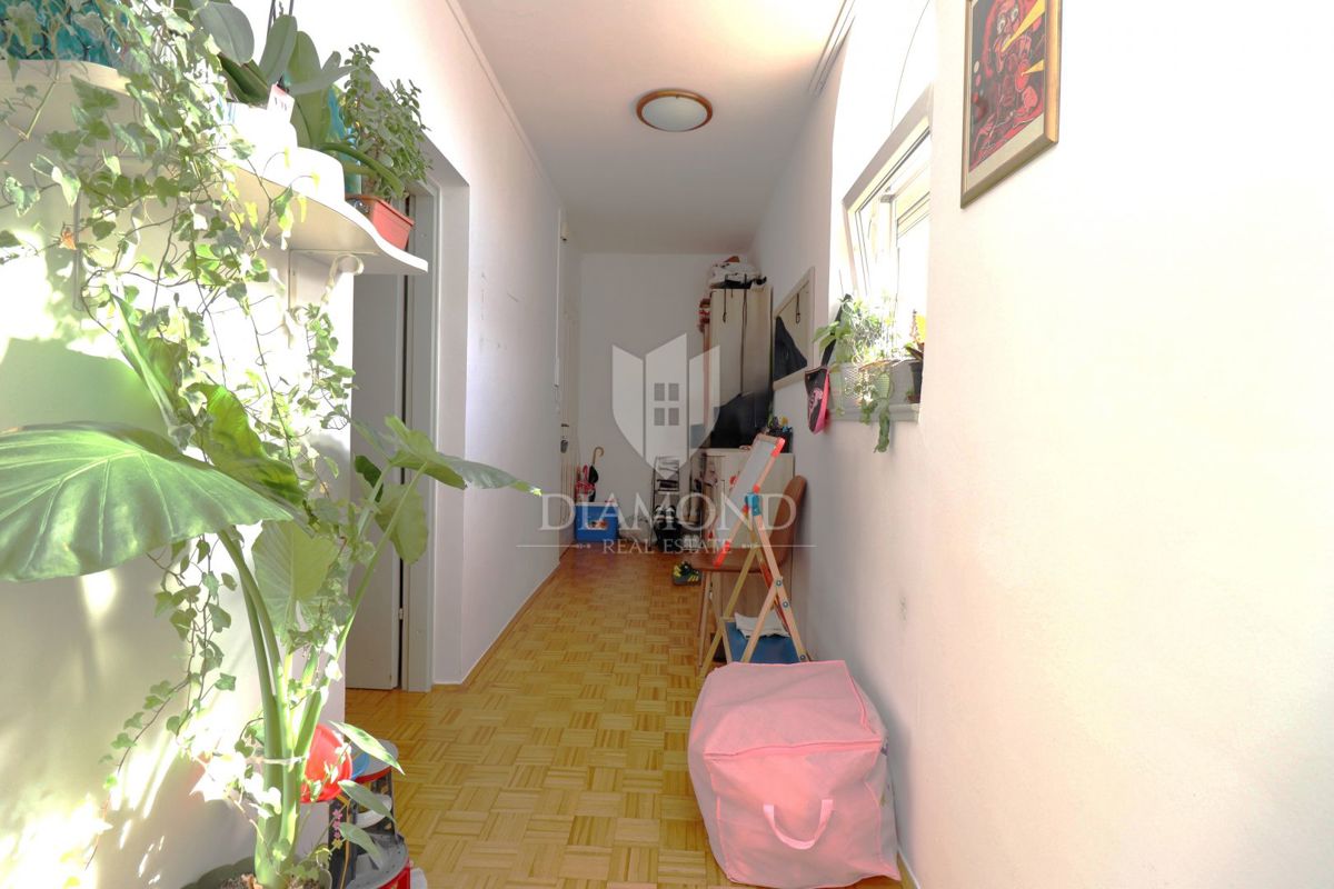 Poreč - Priložnost, stanovanje v središču starega mestnega jedra s pogledom na morje