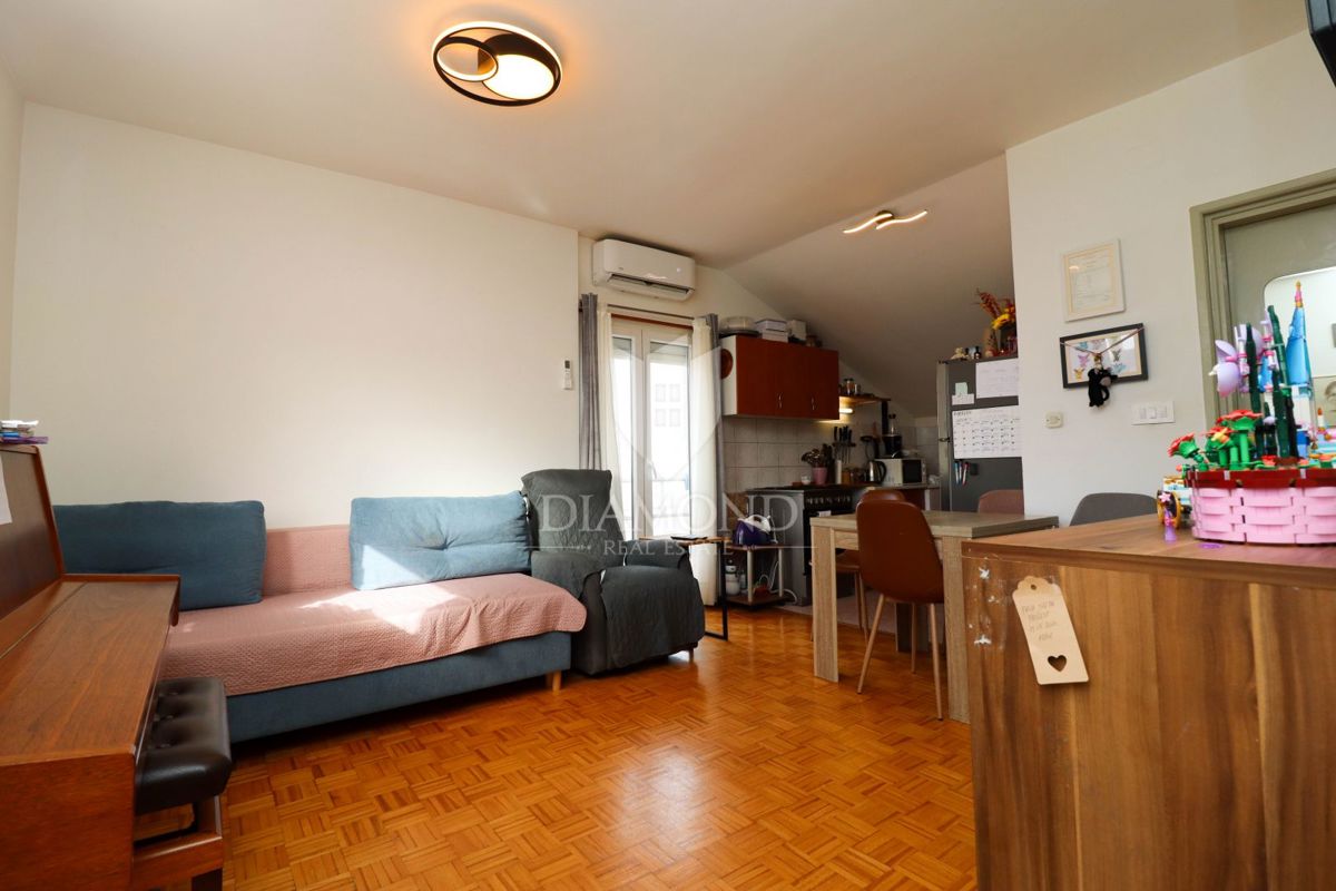 Poreč - Priložnost, stanovanje v središču starega mestnega jedra s pogledom na morje