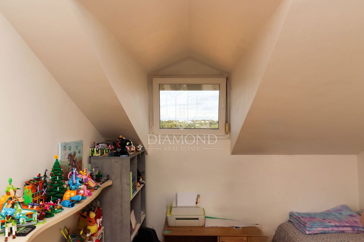 Poreč - Priložnost, stanovanje v središču starega mestnega jedra s pogledom na morje