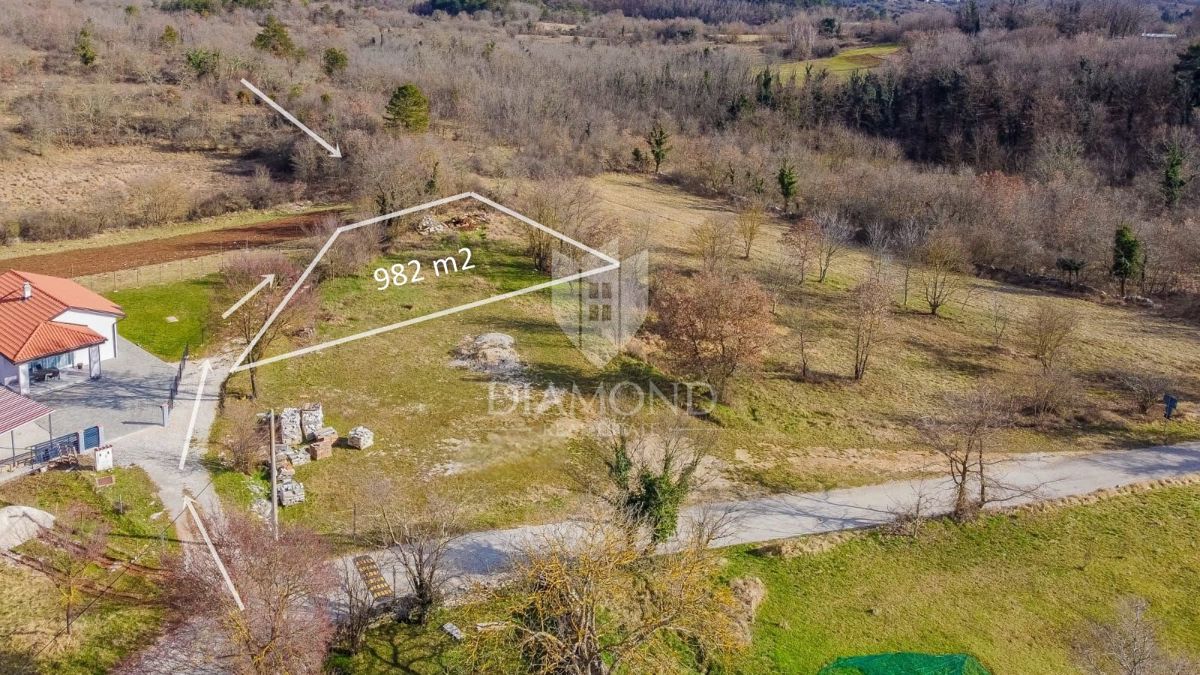 Buje, čudovito zemljišče velikosti 982 m² na mirni lokaciji!