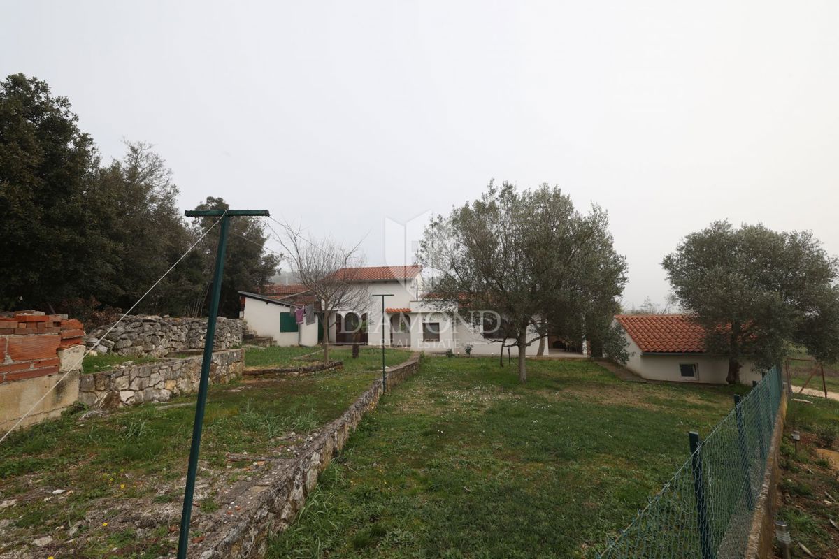 Rovinj, hiša z dvema stanovanjema, 750 m od morja