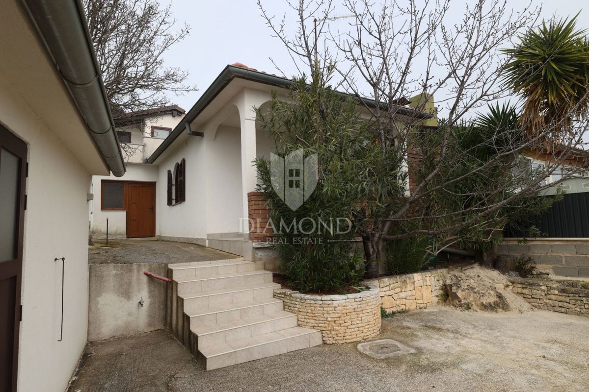 Rovinj, hiša z dvema stanovanjema, 750 m od morja