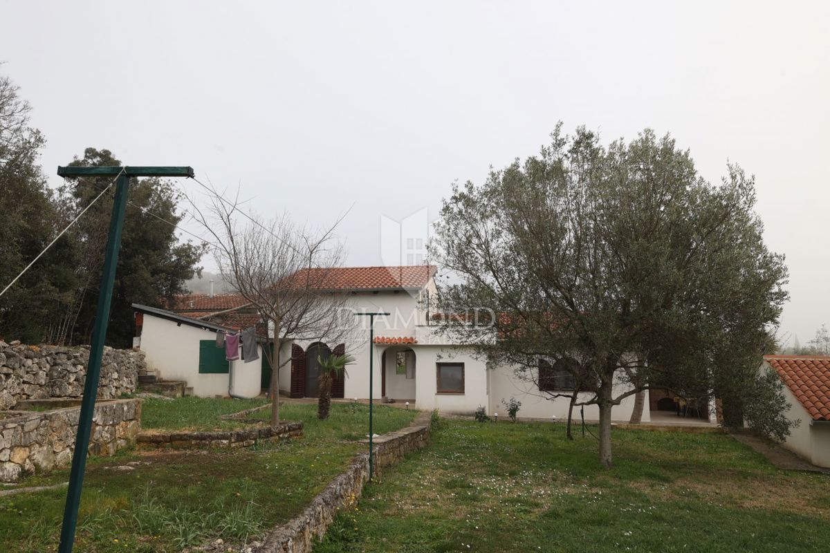 Rovinj, hiša z dvema stanovanjema, 750 m od morja