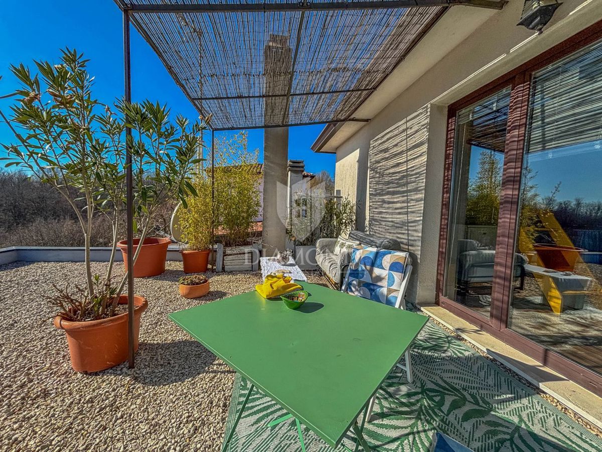 Buje, okolica- simpatična prizemnica na osunčanem zemljišču!