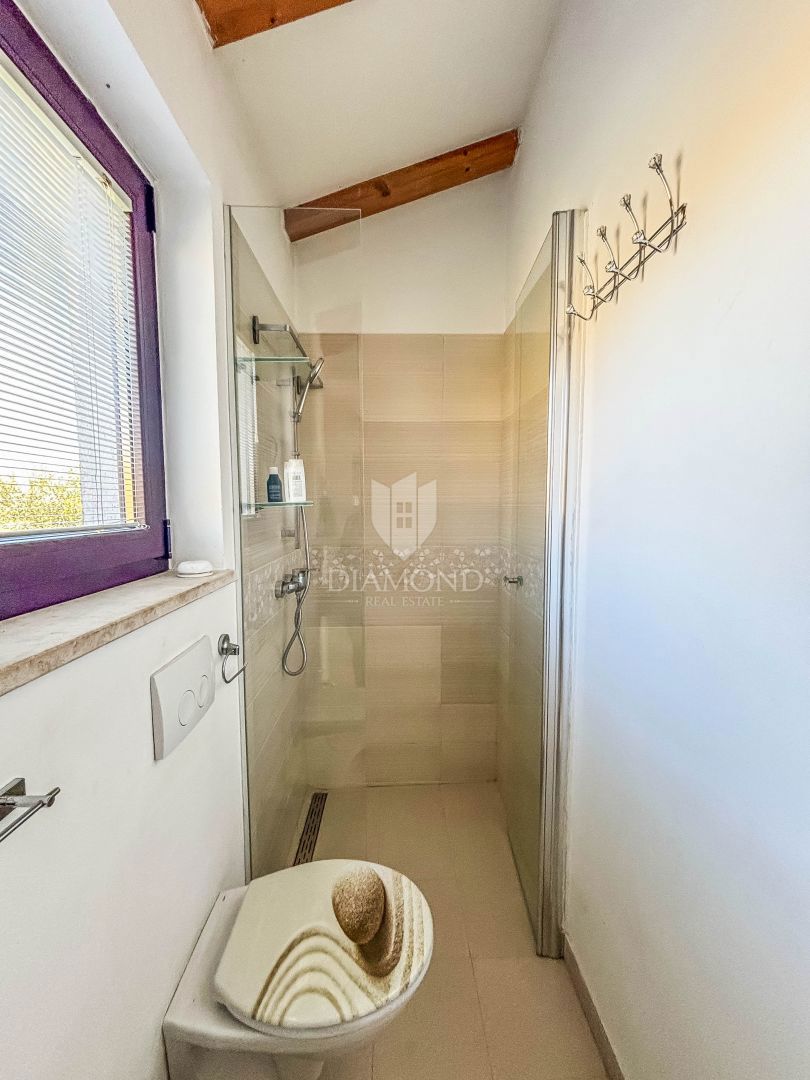 Buje, okolica- simpatična prizemnica na osunčanem zemljišču!