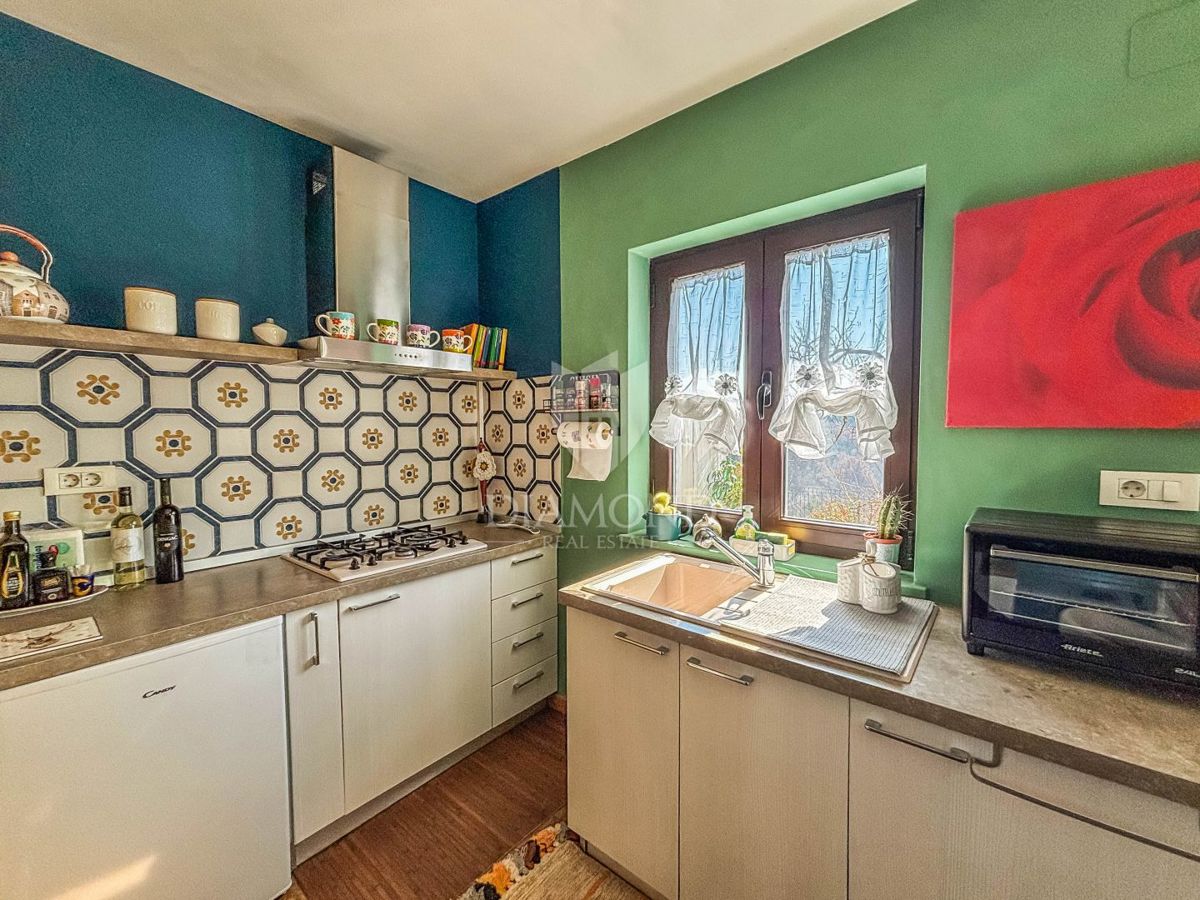 Buje, okolica- simpatična prizemnica na osunčanem zemljišču!