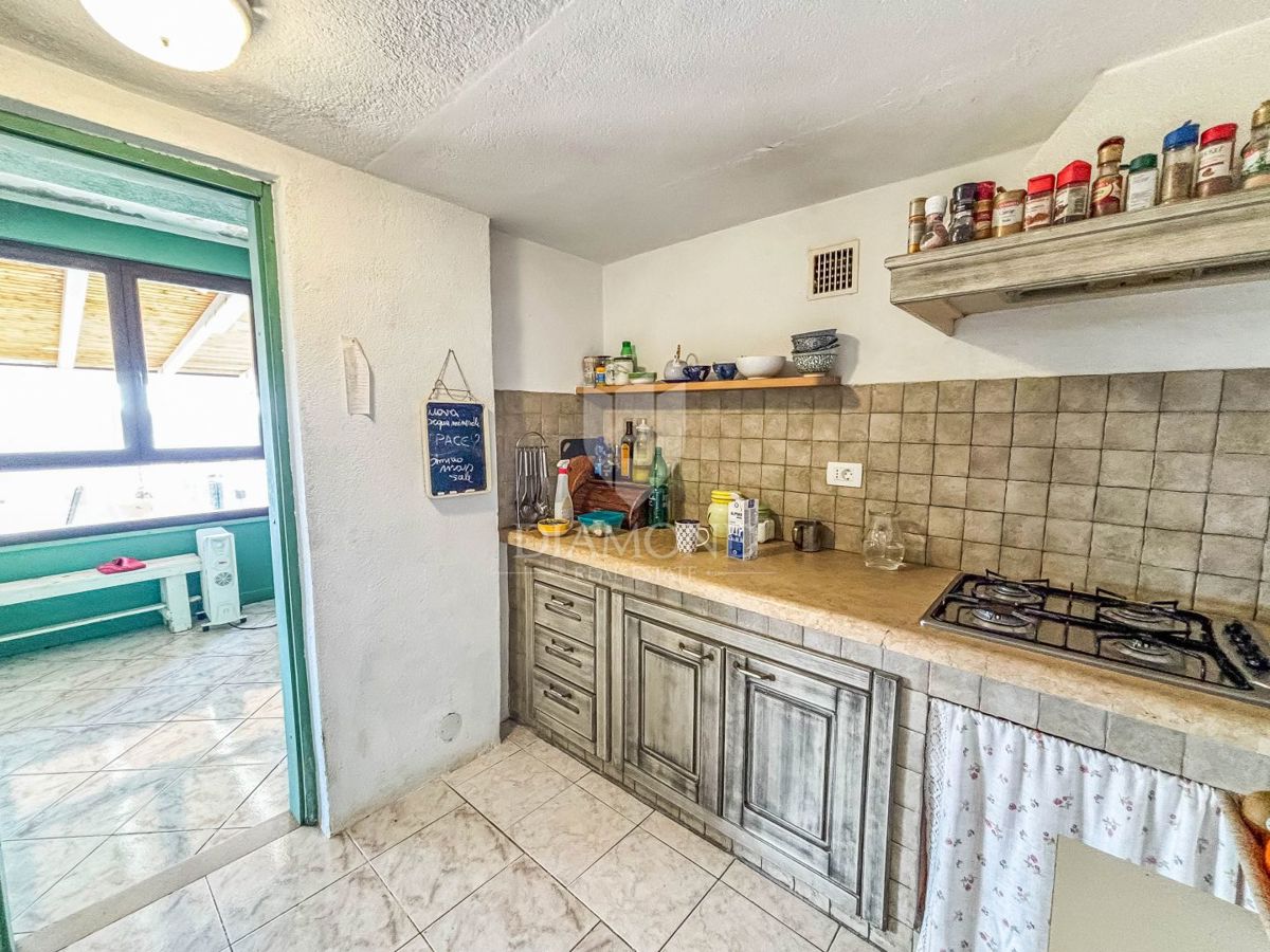 Buje, okolica- simpatična prizemnica na osunčanem zemljišču!