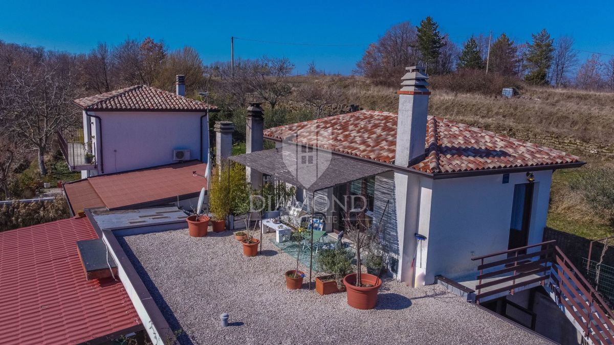 Buje, okolica- simpatična prizemnica na osunčanem zemljišču!