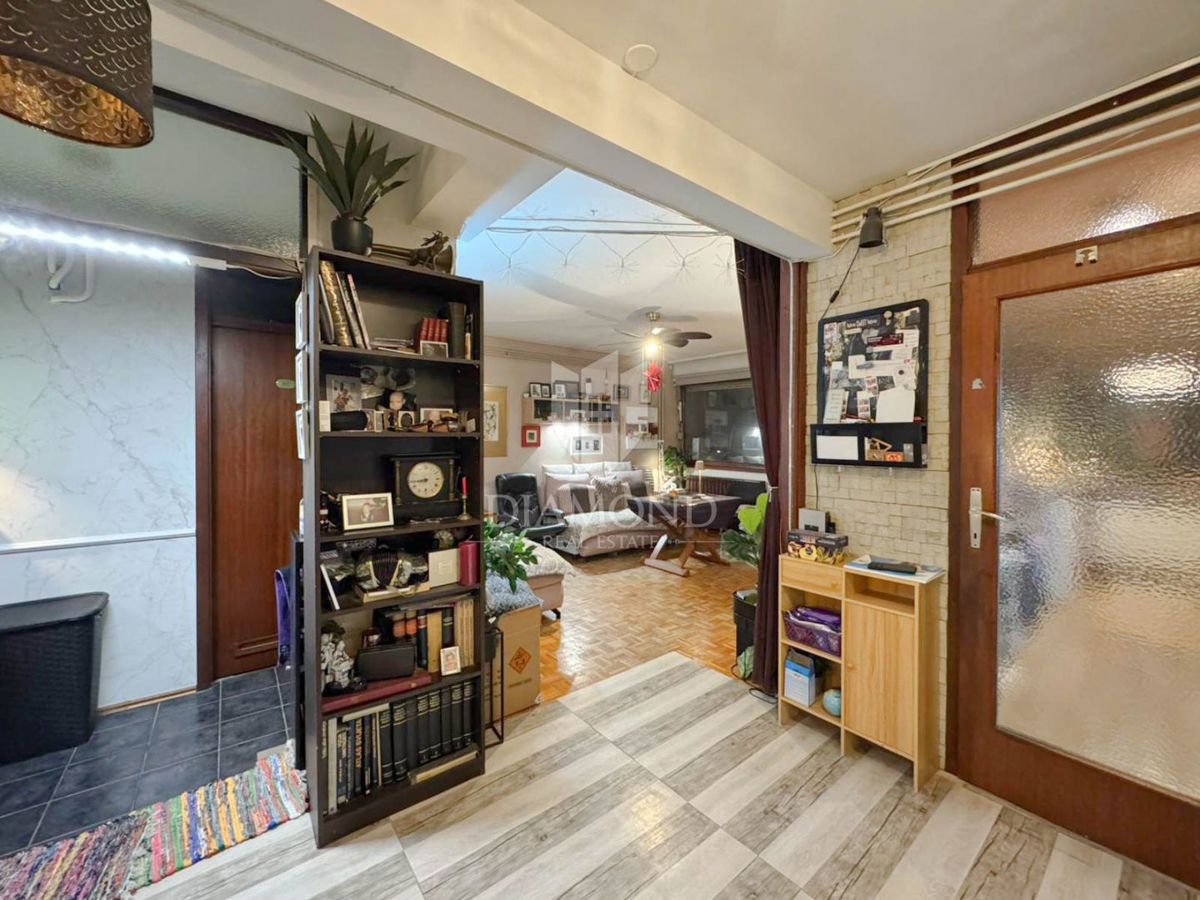 Zagreb, Prečko! Trisobno stanovanje z balkonom!