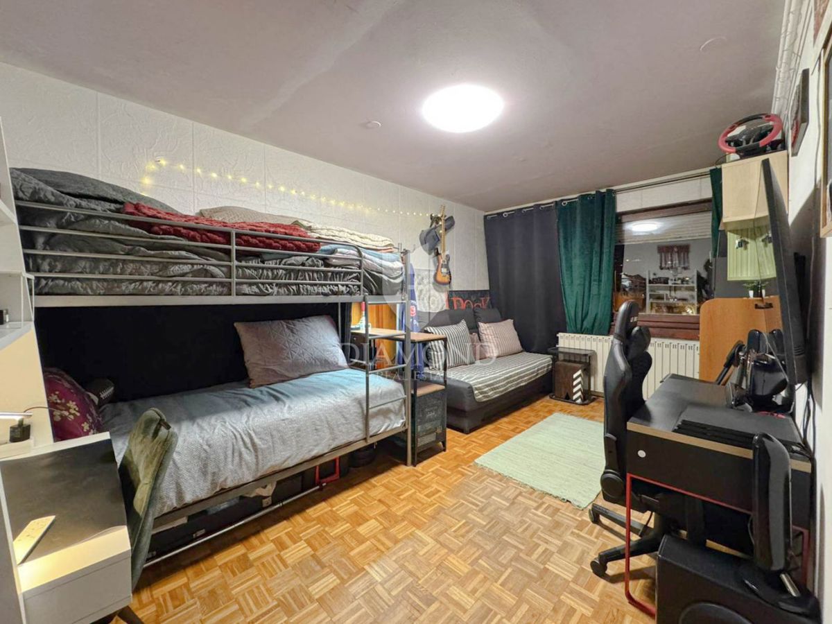 Zagreb, Prečko! Trisobno stanovanje z balkonom!