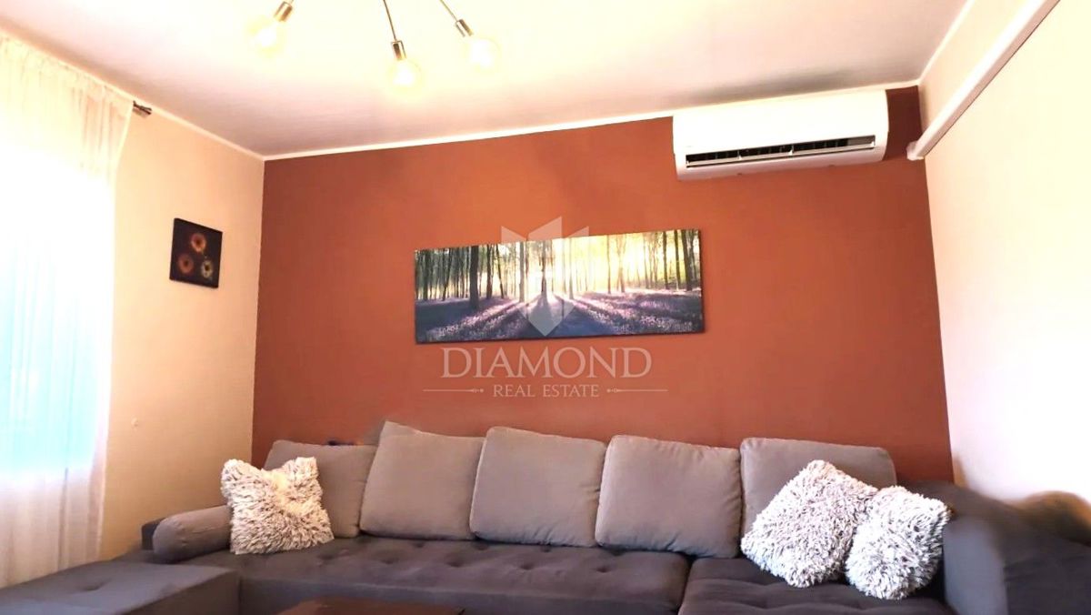 Trisobno stanovanje v centru Poreča s pogledom na morje in pripadajočo garažo.