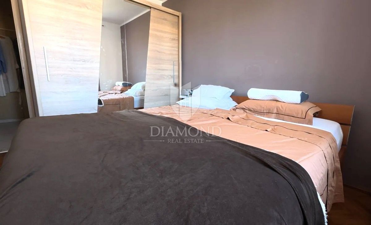 Trisobno stanovanje v centru Poreča s pogledom na morje in pripadajočo garažo.