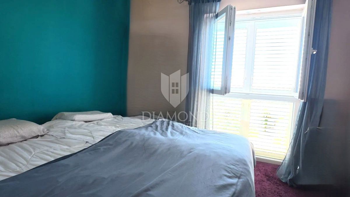 Trisobno stanovanje v centru Poreča s pogledom na morje in pripadajočo garažo.