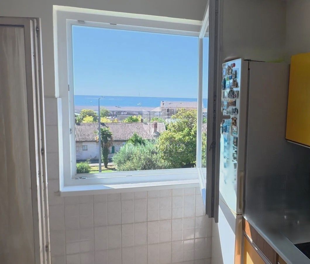 Trisobno stanovanje v centru Poreča s pogledom na morje in pripadajočo garažo.