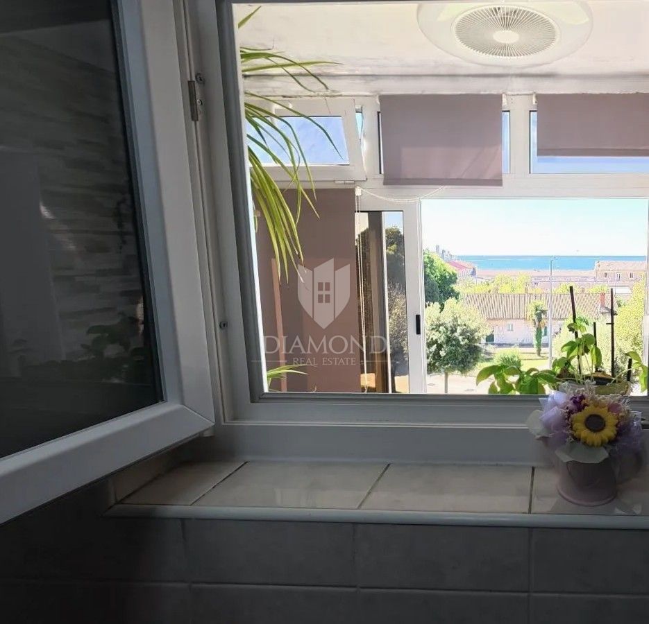 Trisobno stanovanje v centru Poreča s pogledom na morje in pripadajočo garažo.