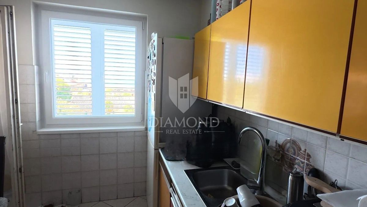 Trisobno stanovanje v centru Poreča s pogledom na morje in pripadajočo garažo.