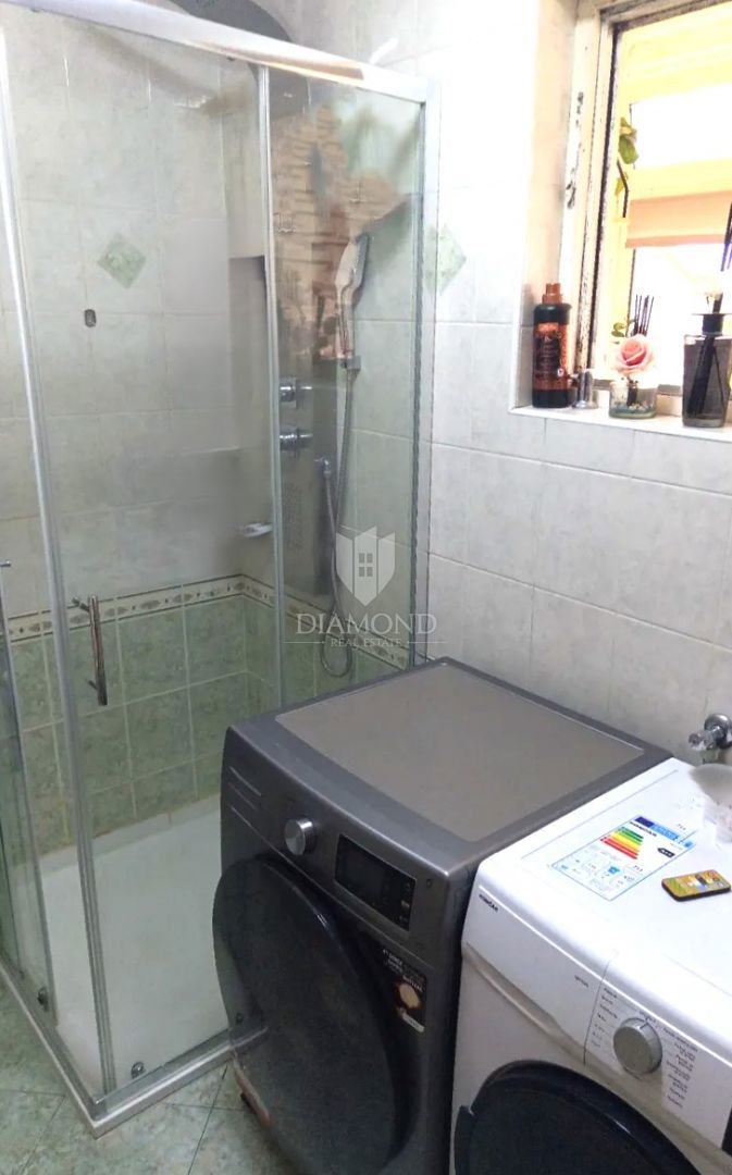 Trisobno stanovanje v centru Poreča s pogledom na morje in pripadajočo garažo.