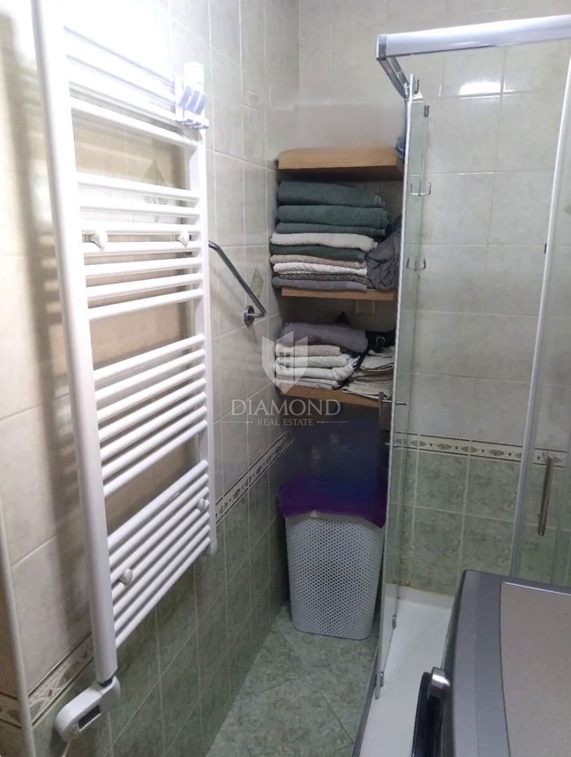 Trisobno stanovanje v centru Poreča s pogledom na morje in pripadajočo garažo.