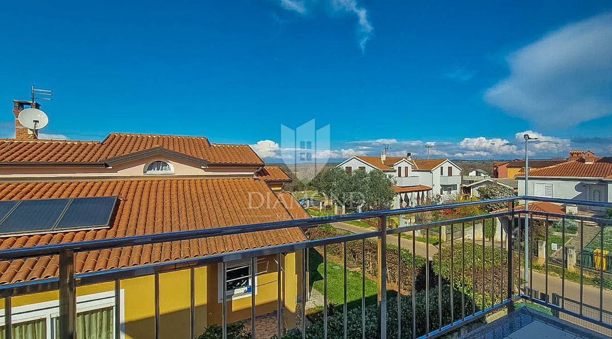 PRILOŽNOST! Umag, okolica. Stanovanje z dvema terasama + garsonjera