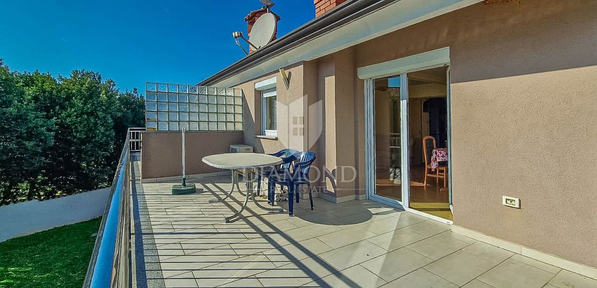 PRILOŽNOST! Umag, okolica. Stanovanje z dvema terasama + garsonjera