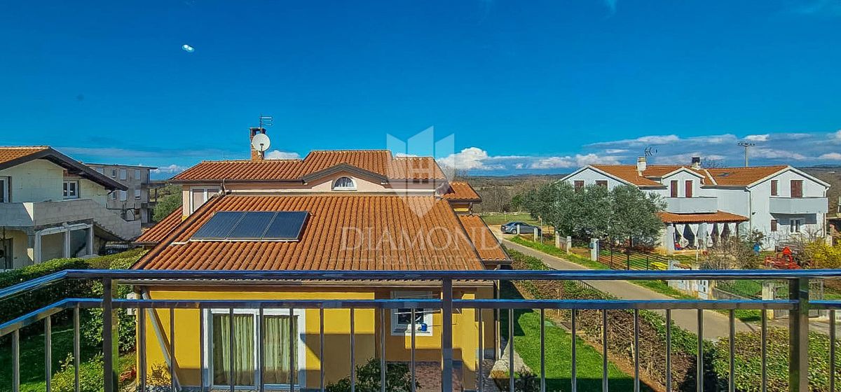 PRILOŽNOST! Umag, okolica. Stanovanje z dvema terasama + garsonjera