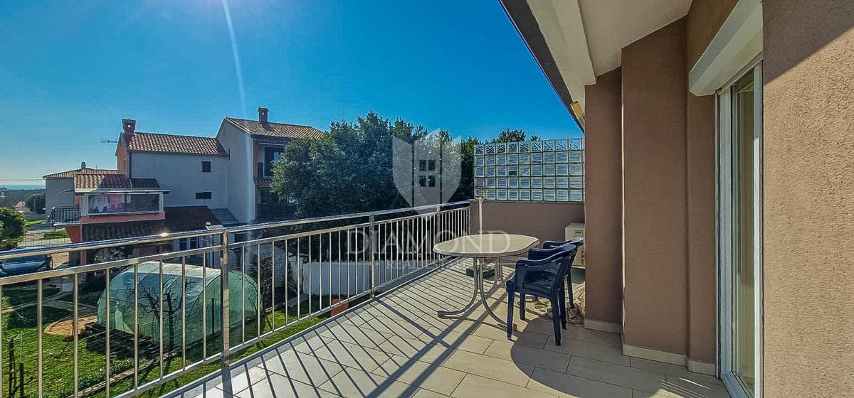 PRILOŽNOST! Umag, okolica. Stanovanje z dvema terasama + garsonjera