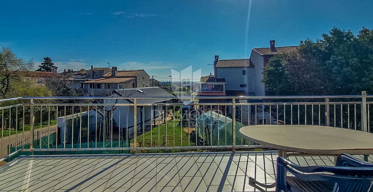 PRILOŽNOST! Umag, okolica. Stanovanje z dvema terasama + garsonjera