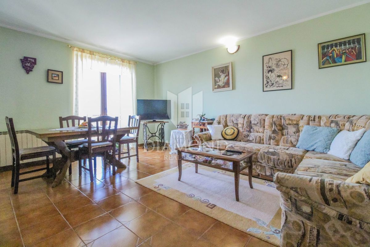 Buje, okolica, samostojna hiša s pogledom na morje!